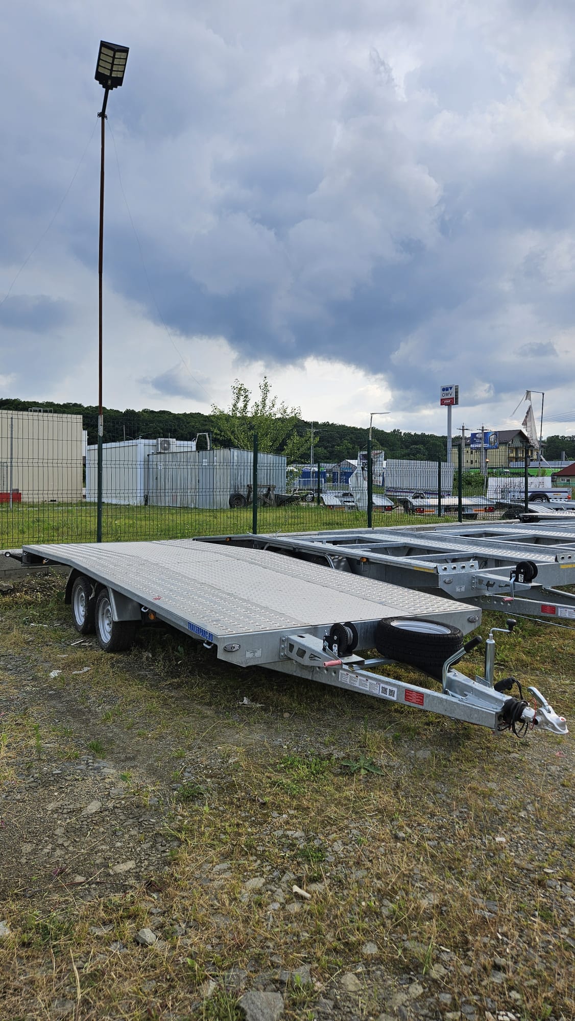 Trailer Niewiadow Jupiter NM 5M, 2700 KG DMC, R13C, tabla striata pe mijloc Trailer Niewiadow Jupiter NM 5M, 2700 KG DMC, R13C, tabla striata pe mijloc